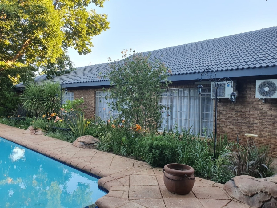 6 Bedroom Property for Sale in Flimieda North West